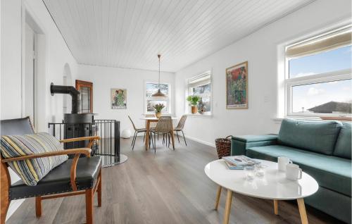 アリンエにあるCozy Home In Allinge With Wifiのソファとテーブルのあるリビングルーム