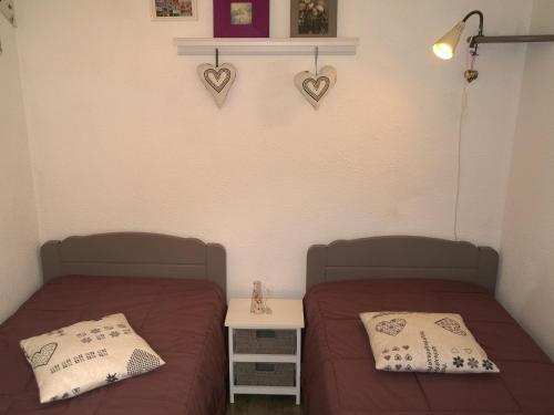 two beds in a room with hearts on the wall at Appartement Saint-François-Longchamp, 2 pièces, 4 personnes - FR-1-635-9 in Saint-François-Longchamp