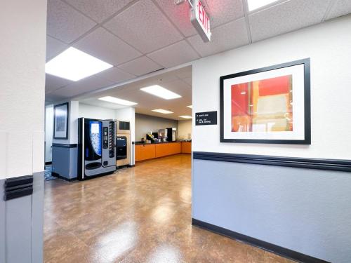 an empty office with a wall with a picture on it at Blaine Town Inn & Suites in Blaine