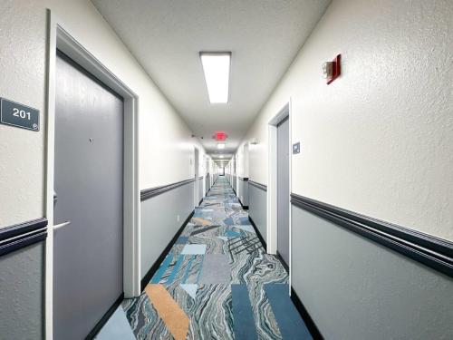 a hallway with a long corridor with a corridorngthngthngthngthngthngthngth at Blaine Town Inn & Suites in Blaine