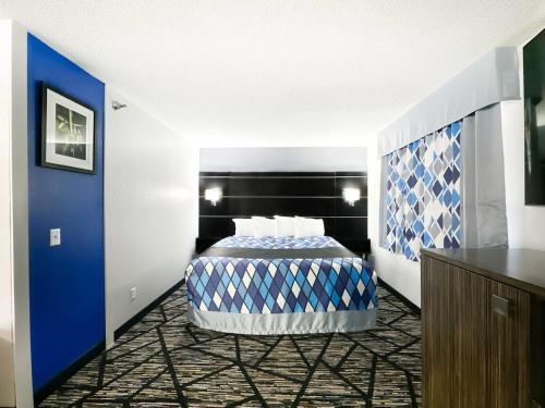 a bedroom with a bed and a blue door at Blaine Town Inn & Suites in Blaine