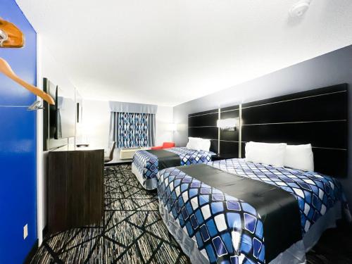 ein Hotelzimmer mit 2 Betten und einem TV in der Unterkunft Blaine Town Inn & Suites in Blaine