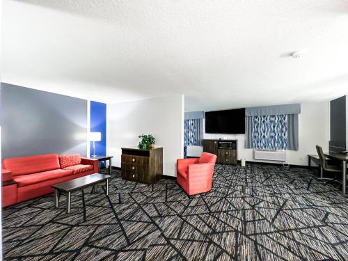 a living room with red furniture and a flat screen tv at Blaine Town Inn & Suites in Blaine