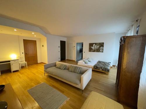 ein Wohnzimmer mit einem Sofa und einem Bett in der Unterkunft Casa Volver in Riva del Garda