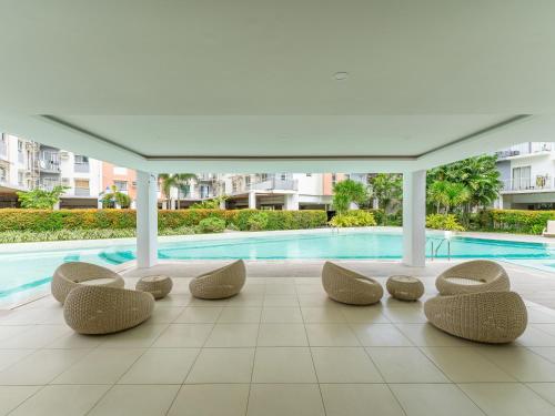 Πισίνα στο ή κοντά στο Celestia by J&J Homes At Mivesa Garden Residences Near ITPark