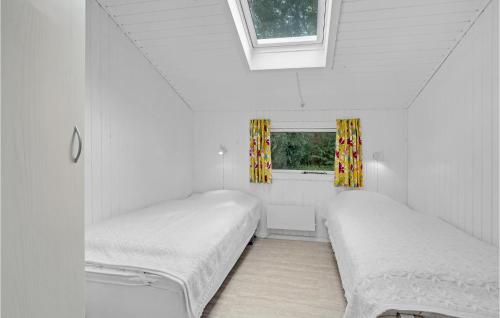 FjerritslevにあるNice Home In Fjerritslev With 3 Bedroomsの白い部屋 ベッド2台 窓付