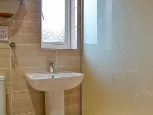 łazienka z umywalką i oknem w obiekcie Stable Cottage 4 - Ukc3743 w mieście Bawdeswell