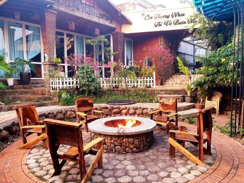 eine Terrasse mit Stühlen und einer Feuerstelle vor einem Gebäude in der Unterkunft Boss cà phê & Homestay in Chi Lăng