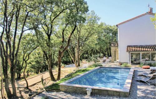 La Bégude-de-MazencにあるLovely Home In Chteauneuf-de-mazenc With Outdoor Swimming Poolの木の家庭のスイミングプール