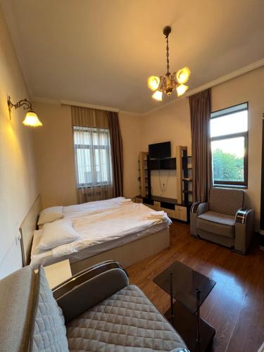 Postel nebo postele na pokoji v ubytování TbilHome Guest