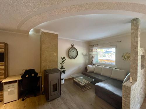 ein Wohnzimmer mit einem Sofa und einem Tisch in der Unterkunft Ferienwohnung Unterlerchner in Afritz