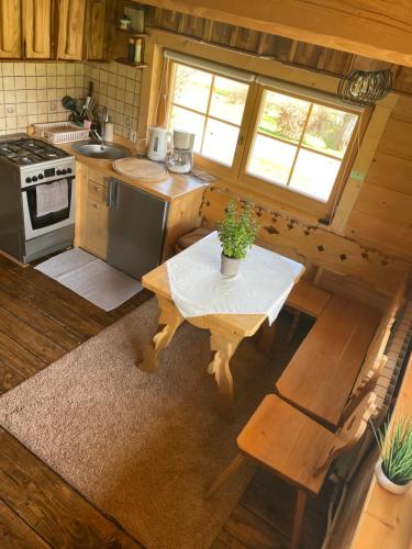 uma vista superior de uma cozinha com uma mesa e um fogão em Domek Wałacha em Istebna