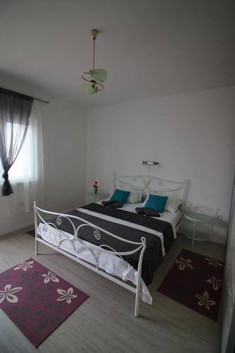 1 dormitorio con 1 cama con almohadas azules y blancas en Dream P-LEAce, en Crikvenica
