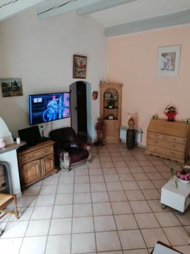 Il comprend un salon doté d'une télévision et de carrelage. dans l'établissement Villa provençale, à Aups