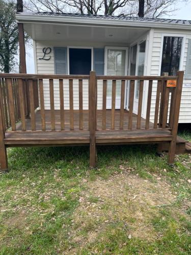 un grand banc en bois devant une maison dans l'établissement Coeur de Vendee, à La Boissière-de-Montaigu
