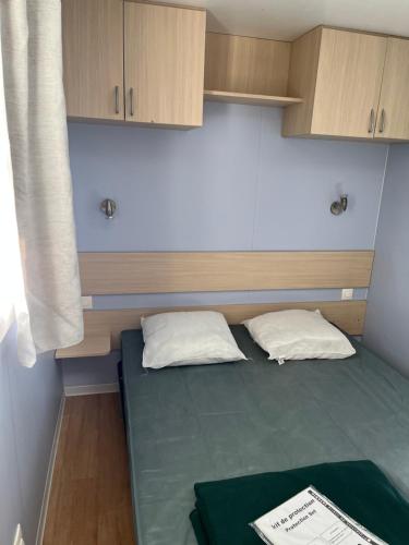 Cette petite chambre comprend un lit avec deux oreillers. dans l'établissement Coeur de Vendee, à La Boissière-de-Montaigu