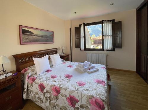a bedroom with a bed and a window at Hotel Rural El Texeu in Llanes