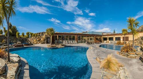 una casa con piscina y un complejo en Oakridge Resort Lake Wanaka, en Wanaka