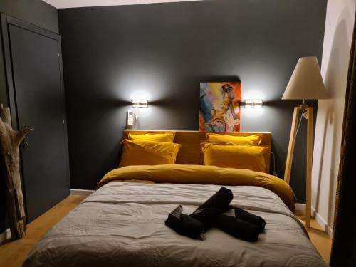 a bedroom with a bed with black and yellow pillows at A Sulana Chambre d'hôtes in Valle-di-Campoloro