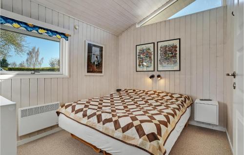 Hejlsにある4 Bedroom Cozy Home In Hejlsのベッドルーム(ベッド1台、窓付)
