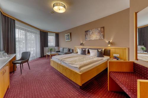 Pokój hotelowy z dużym łóżkiem i biurkiem w obiekcie Kurpension Freudenstein w mieście Bad Füssing