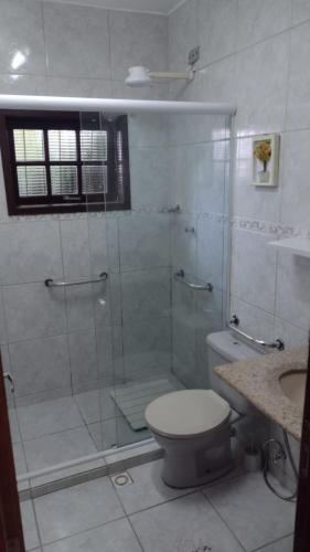 a bathroom with a shower with a toilet and a sink at PENEDO COM 4 QUARTOS, PISCINA E SAUNA. 600M do CENTRO in Penedo