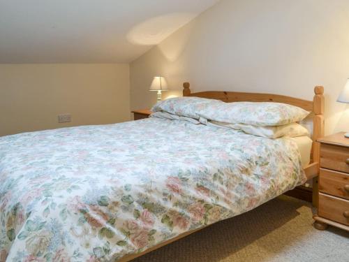a bedroom with a bed and two pillows on it at Pond Cottage - Ukc3736 in Bawdeswell