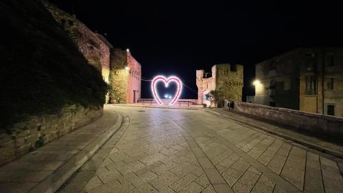 un panneau cardiaque éclairé sur un bâtiment la nuit dans l'établissement La Finestra Sul Porto, à Termoli