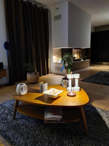a wooden coffee table in a living room at A Sulana Chambre d'hôtes in Valle-di-Campoloro