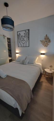 Un pat sau paturi într-o cameră la Studio Belle-Vue