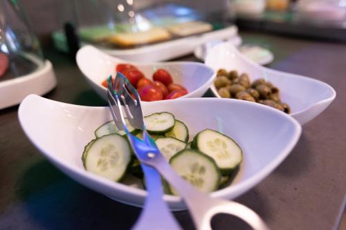 a pair of scissors sitting in a bowl of vegetables at Firzlaff's Hotel in Neumünster