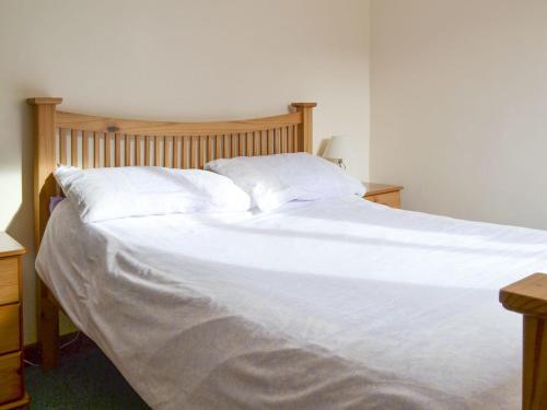 a large white bed with white sheets and pillows at Stable Cottage 6 - Ukc3745 in Bawdeswell