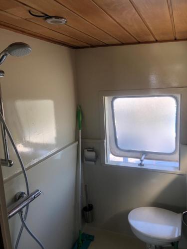 Kamar mandi di Floating B&B Amsterdam