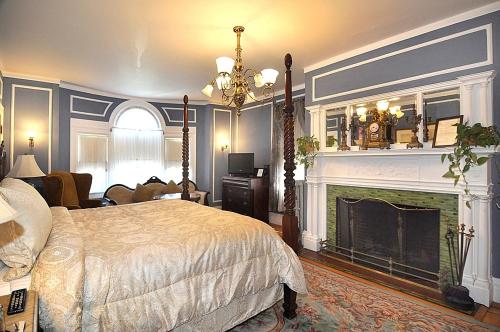 Ένα ή περισσότερα κρεβάτια σε δωμάτιο στο Edgewood Manor Inn Bed and Breakfast