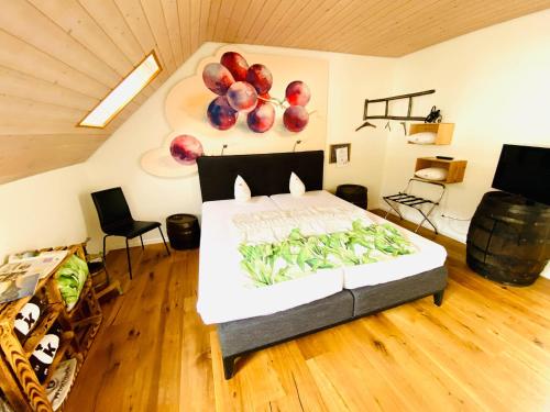 1 dormitorio con 1 cama con fruta en la pared en Gasthof Kreuz Egerkingen, en Egerkingen