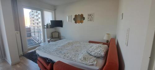 a bedroom with a bed and a window at Brusilia parc in Brussels