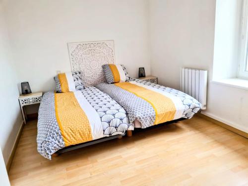 a bedroom with two beds and a window at maison de vacances 5 personnes in LʼOie