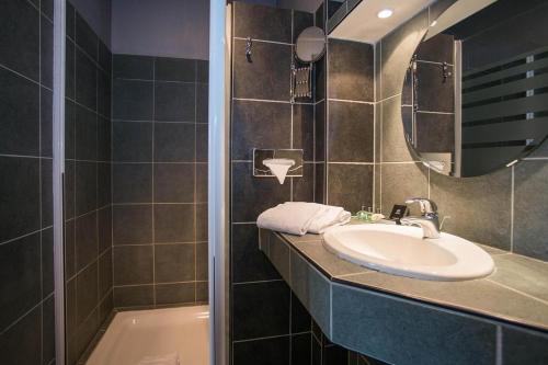 W łazience znajduje się umywalka i prysznic. w obiekcie Relais de la Loire w mieście Montlivault