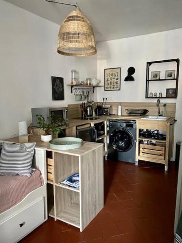 une cuisine avec un lave-linge et un lave-linge. dans l'établissement La Maison Du Parc 1er étage, à Balaruc-les-Bains