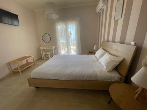 アギオス・ゴルディオスにあるTsanta houseのベッドルーム(大型ベッド1台、窓付)