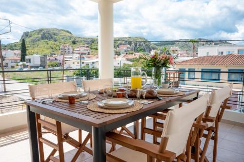 uma mesa de jantar com vista para a cidade em Konstantina's Luxury Apartment em Nafplio
