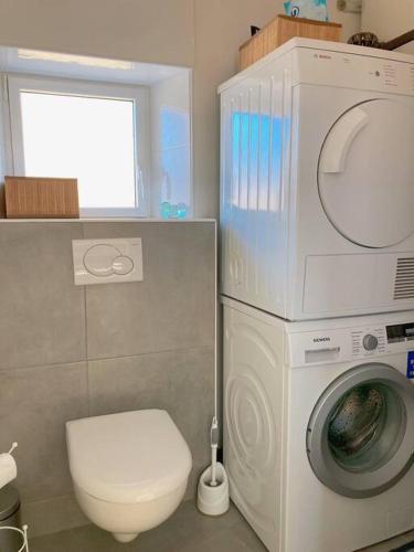 La salle de bains est pourvue de toilettes et d'un lave-linge. dans l'établissement KER MAJA : Charmante Maison 1930 * Jardin * 2 vélos * WIFI, à Carnac