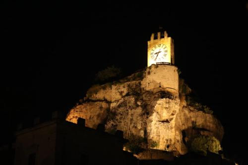a clock tower on top of a mountain at night at Casa Vacanza da Dina in Modica