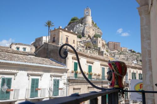 uma vista para uma montanha a partir de uma varanda com edifícios em Casa Vacanza da Dina em Modica