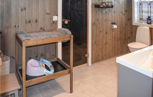 4 Bedroom Cozy Home In Eggedal في Eggedal: حمام بجدران خشبية ومرحاض ومغسلة