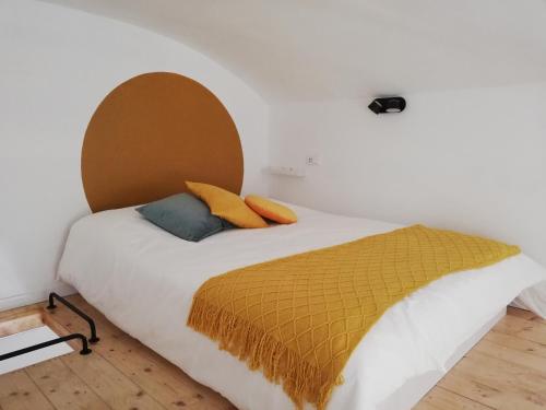 1 dormitorio con 1 cama con cabecero ovalado en Bed & the City - mini loft urbano, en Turín