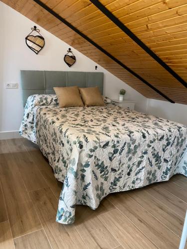 1 dormitorio con 1 cama grande en una habitación en Casa Secunda Romar, en Córdoba