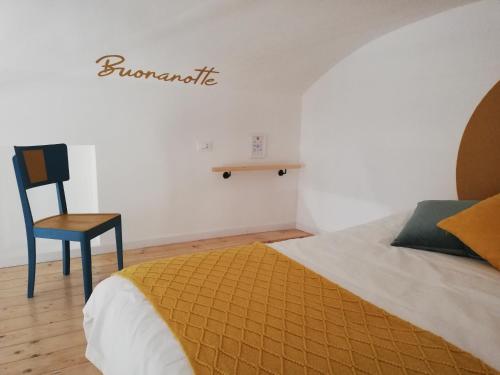 1 dormitorio con 1 cama y 1 silla en Bed & the City - mini loft urbano, en Turín