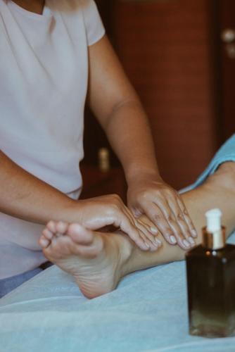 a person with their hands on a persons foot at Hotel Vento Brasil in Paracuru