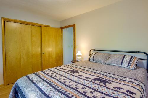 um quarto com uma cama e um armário de madeira em Vacation Rental Near Shenandoah National Park! em McGaheysville
